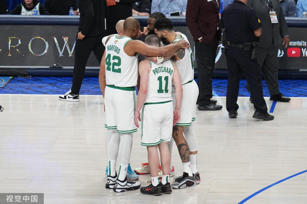 围坐电视前 围坐电视前